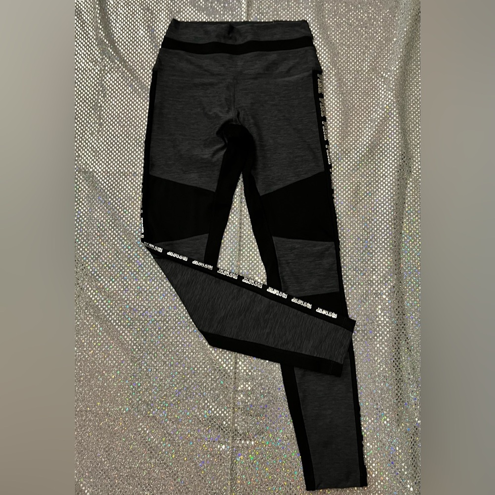 PINK | Victoria’s Secret ULTIMATE HIGH WAIST LEGGING
Size S